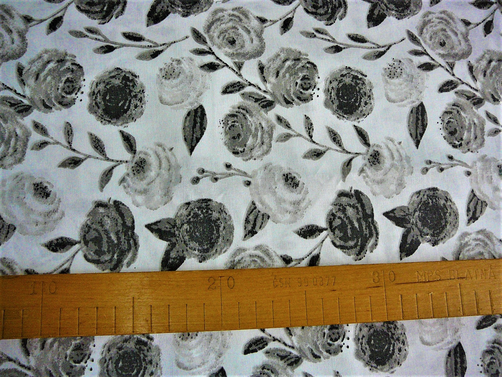 Bavlněná látka - šedé růže - šíře 150cm