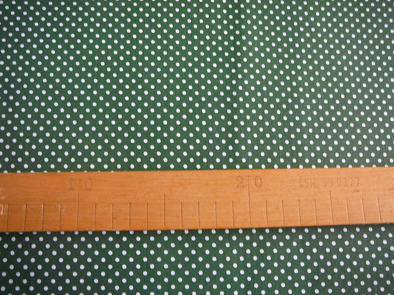 Bavlněná látka - bílý puntíček na tmavě zelené - šíře 140cm