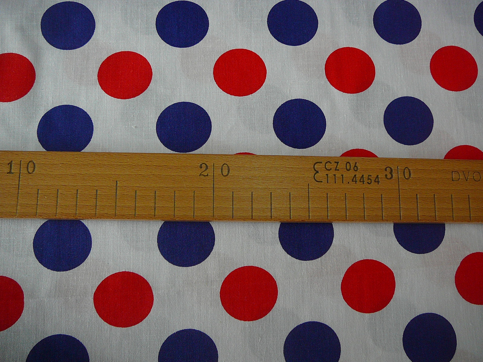 Bavlněná látka - modrý a červený puntík - šíře 160cm