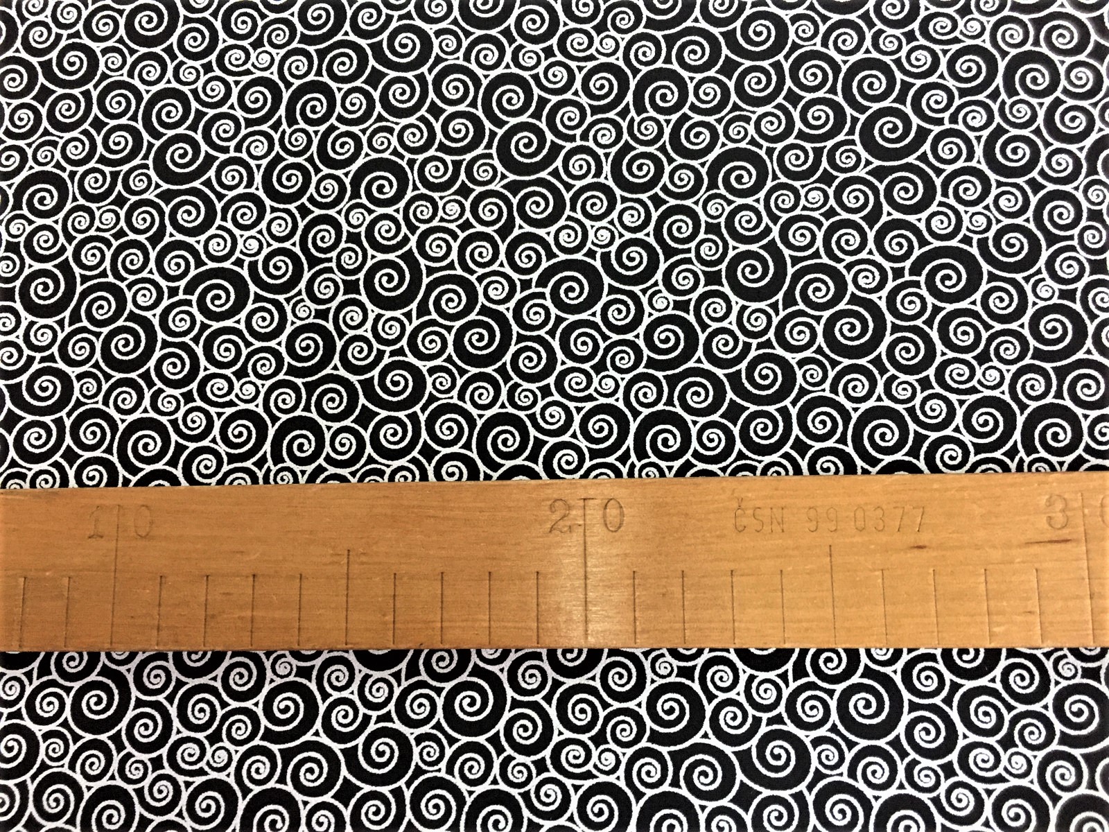Bavlněná látka - bílé spirály na černé - šíře 140cm