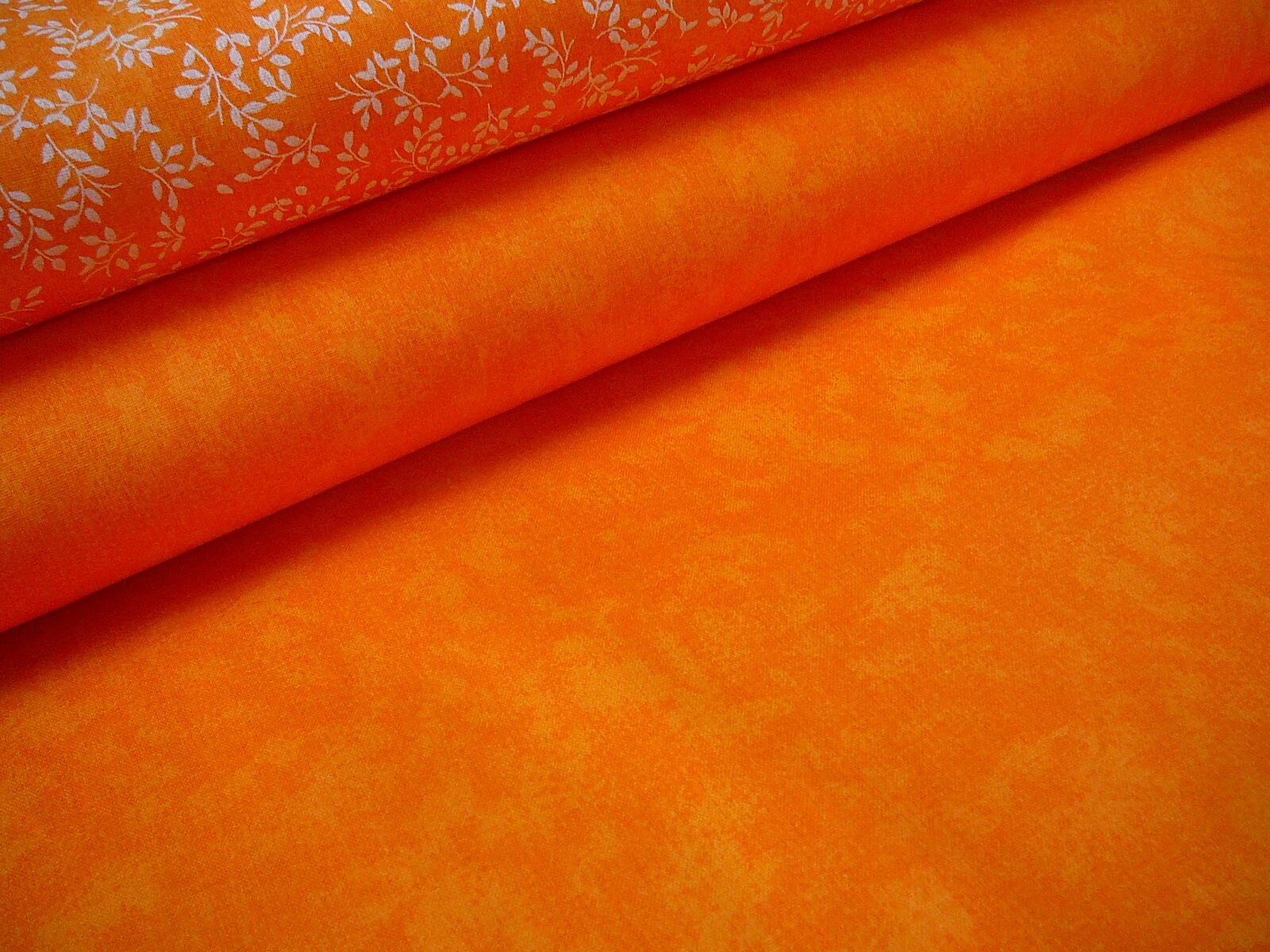 Bavlněná látka - oranžový mramor - posledních 115cm