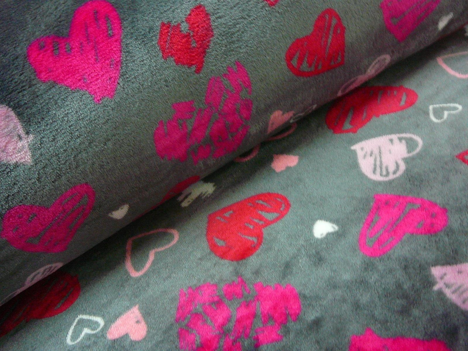 Fleece - srdce na šedém - šíře 150cm