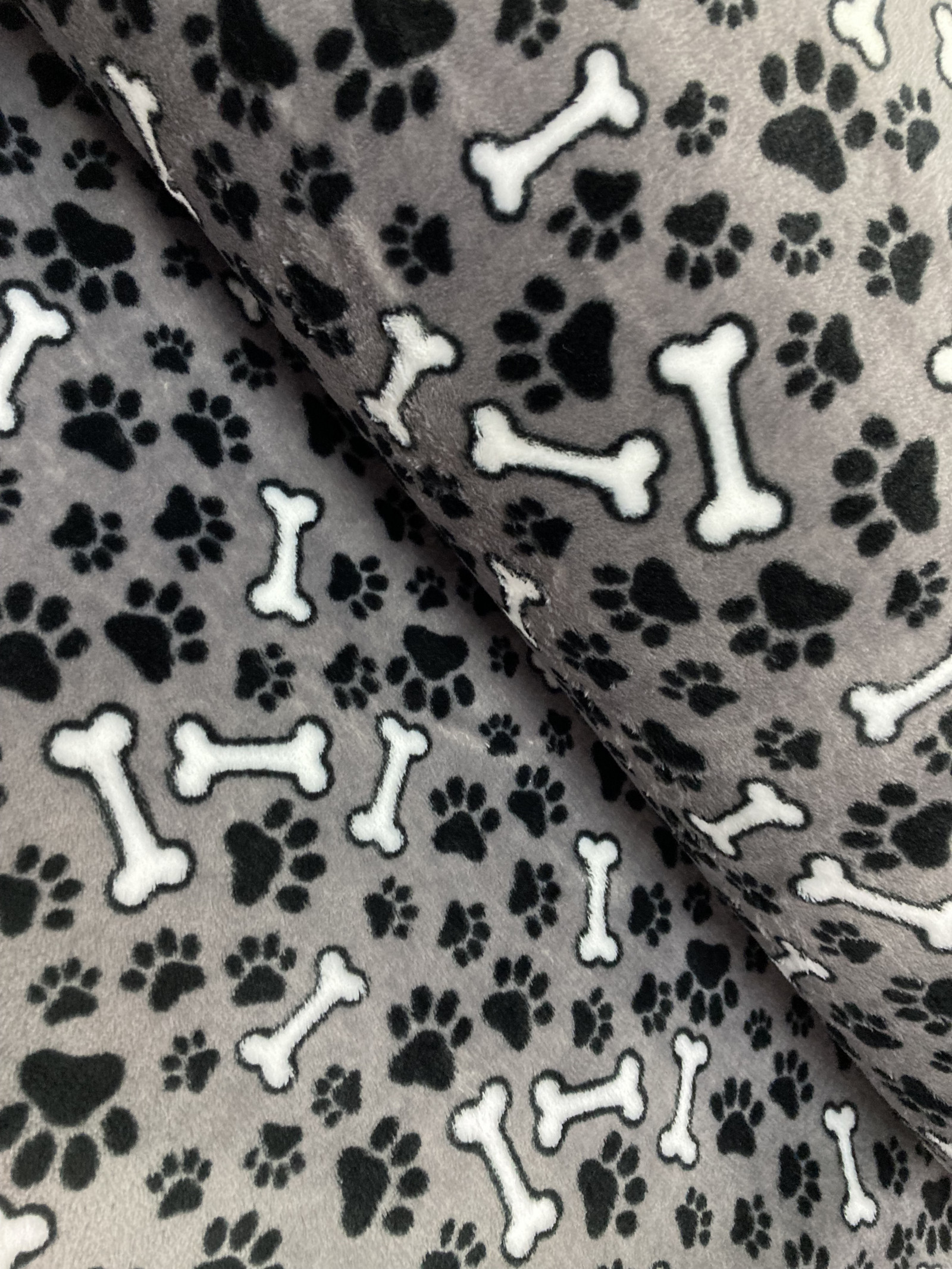 Fleece - tlapky na šedé - šíře 150cm