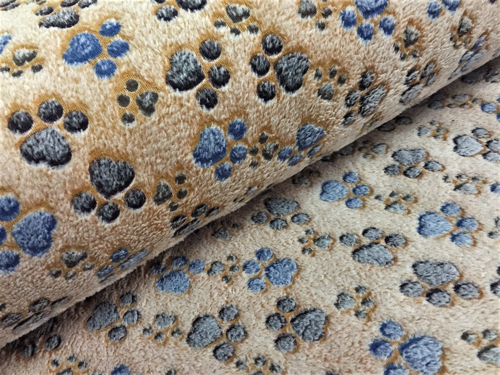 fleece- hnědé a modré tlapky na hnědé - šíře 150cm
