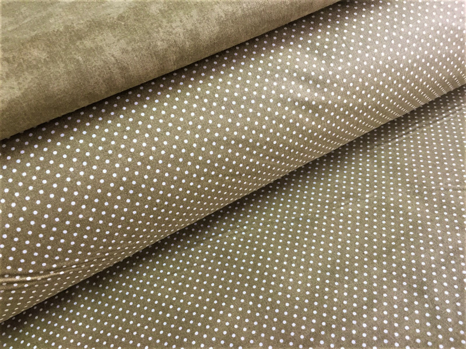 Bavlněná látka - bílý puntíček na béžovokhaki - šíře 140cm