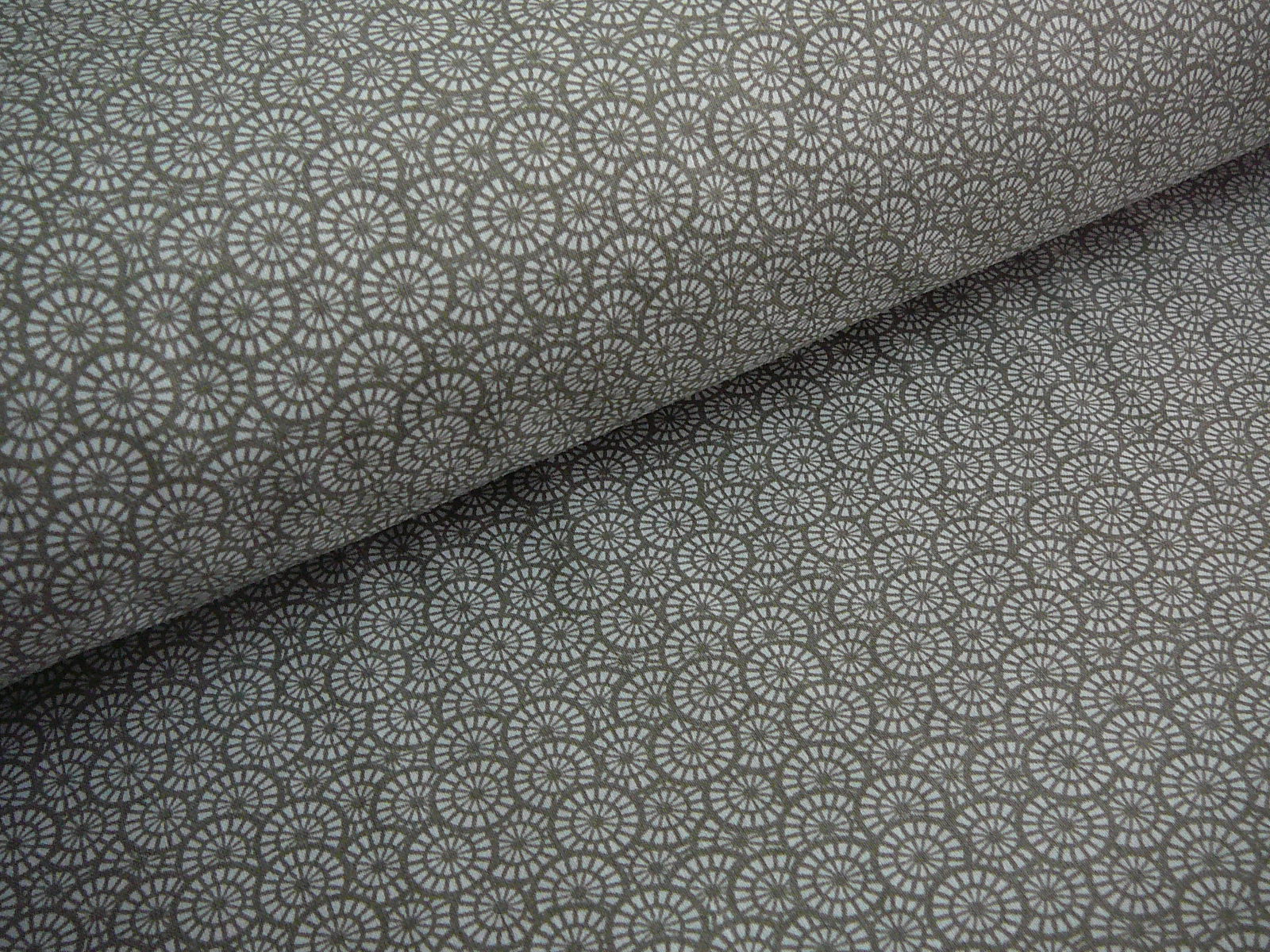 Bavlněná látka - šedá kolečka - šíře 150cm