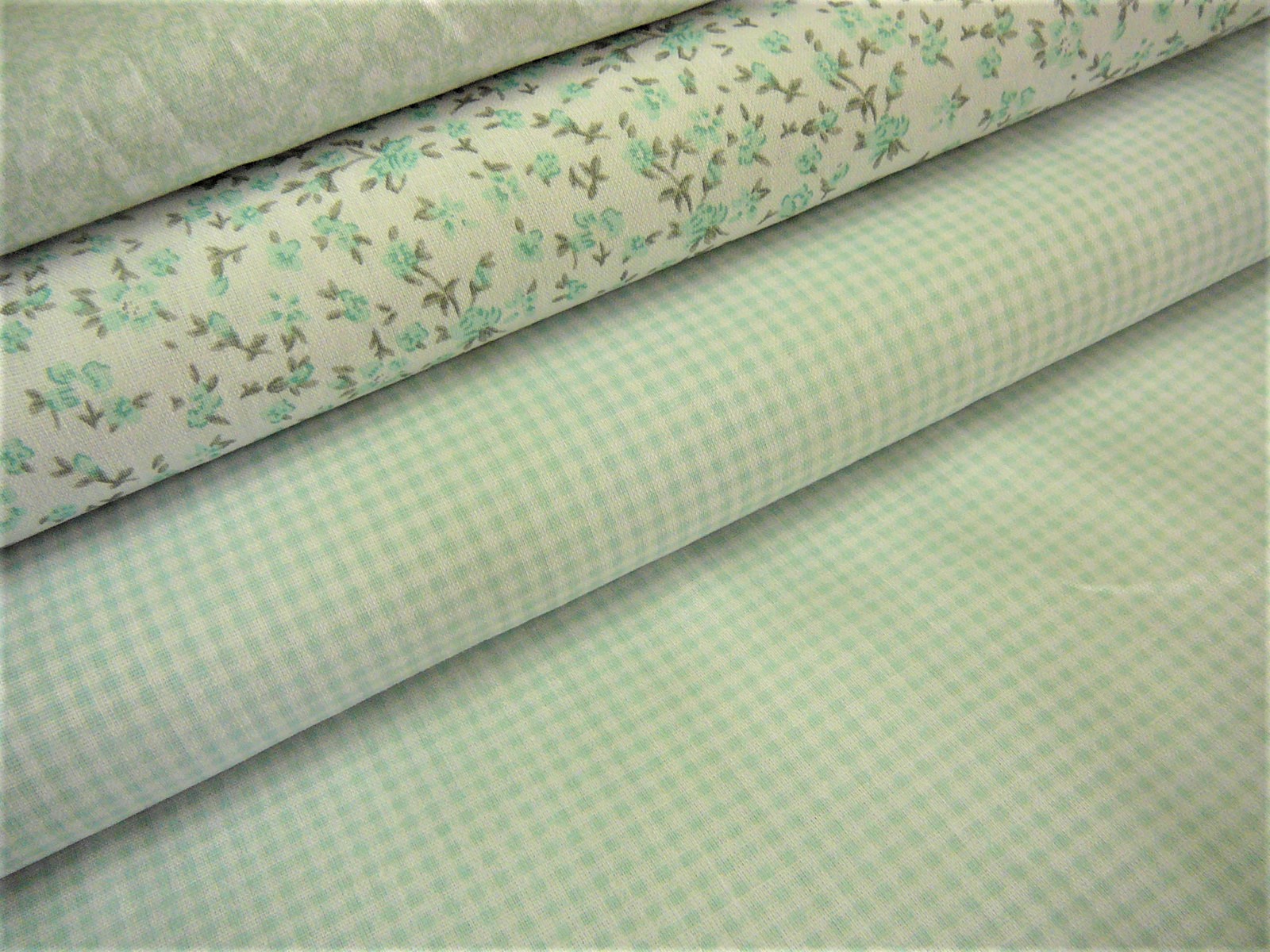 Bavlněná látka - droboučká mint kostička - šíře 140cm