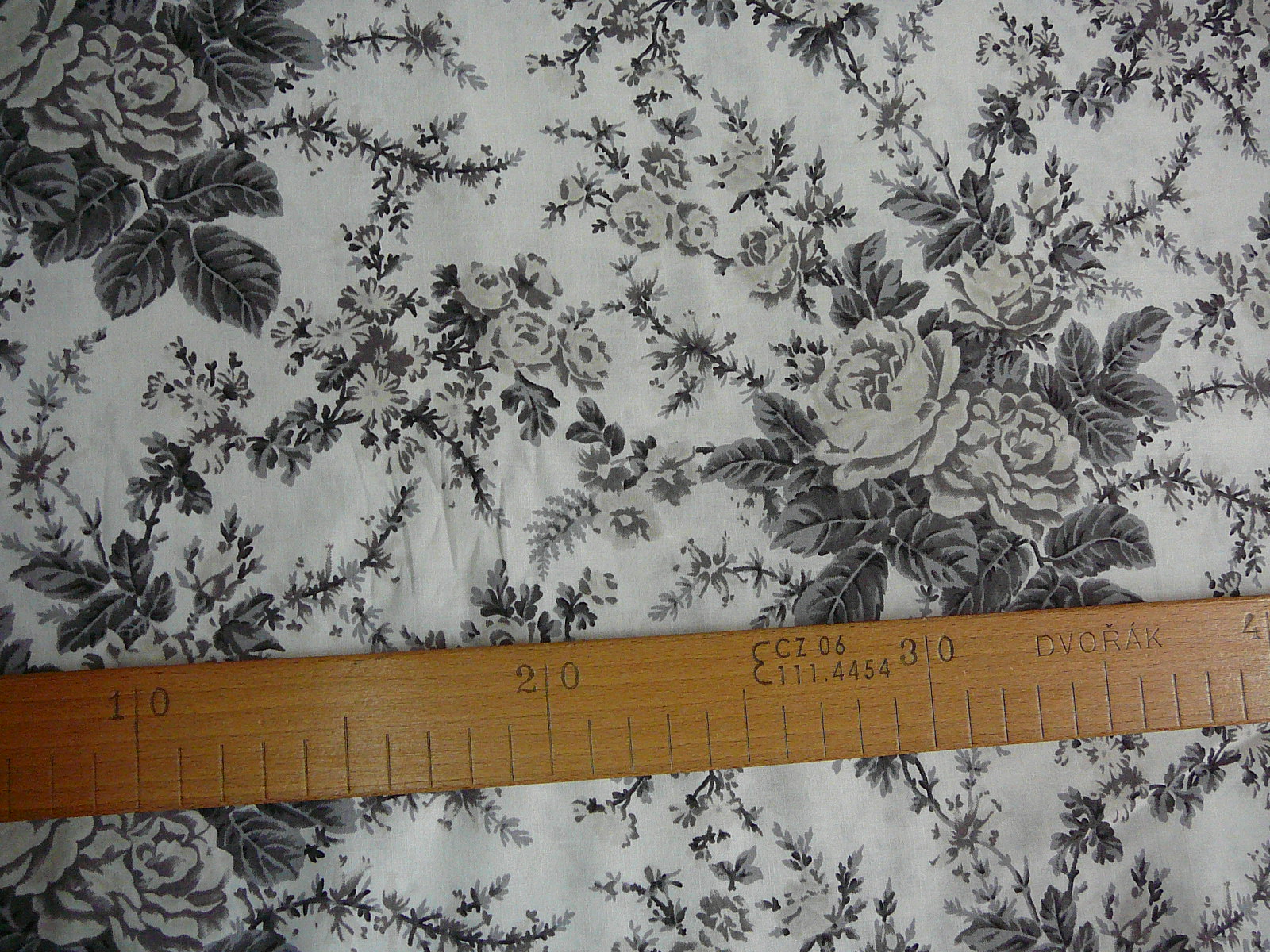 Bavlněná látka - šedé růže - šíře 110cm