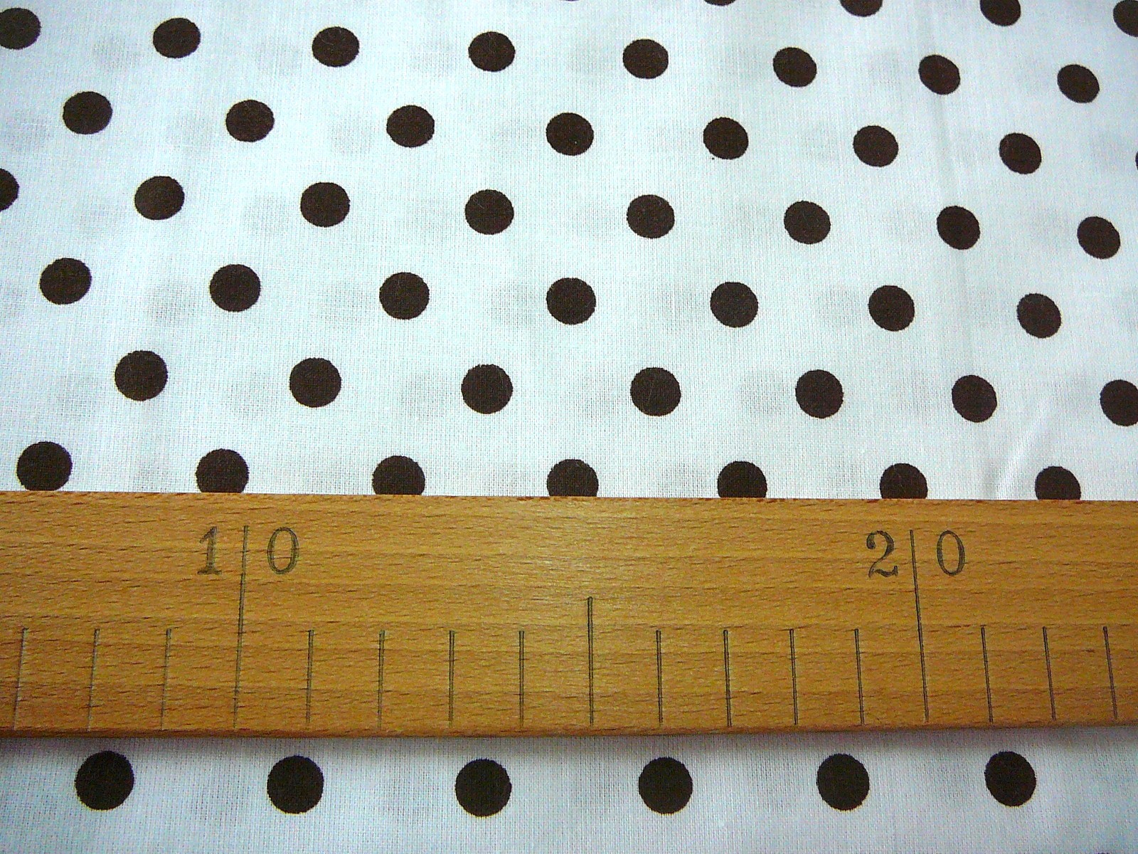 Bavlněná látka - hnědý puntík na bílé - šíře 150cm