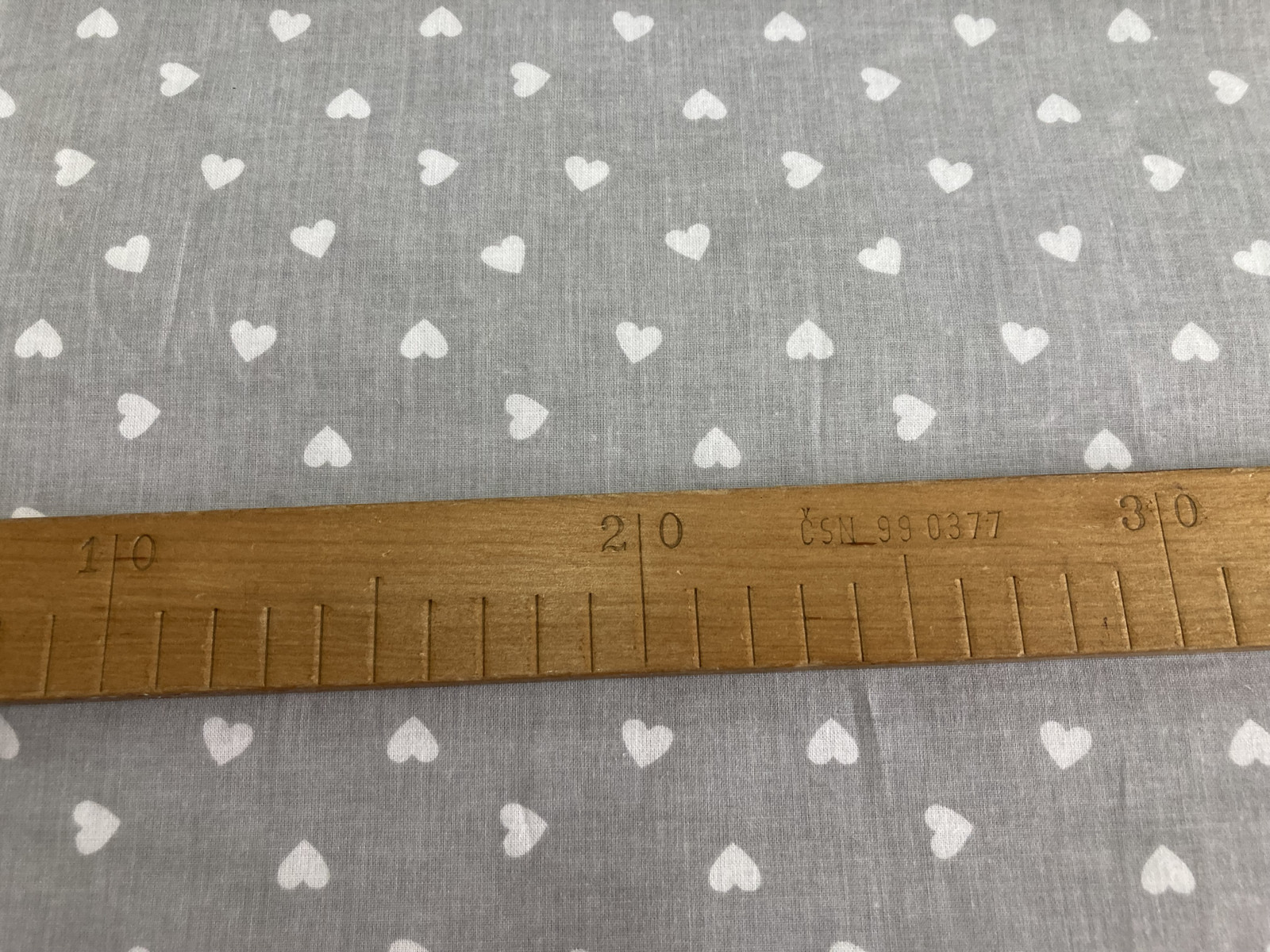 Bavlněná látka - bílá srdíčka na šedé - šíře 160cm