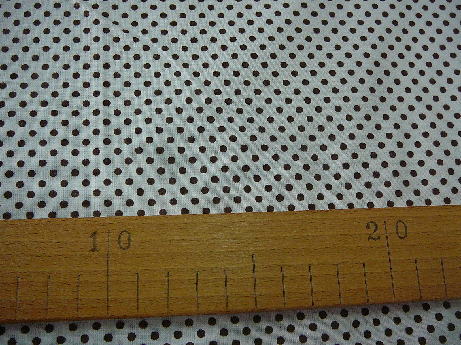 Bavlněná látka - hnědý puntíček na bílé - šíře 150cm