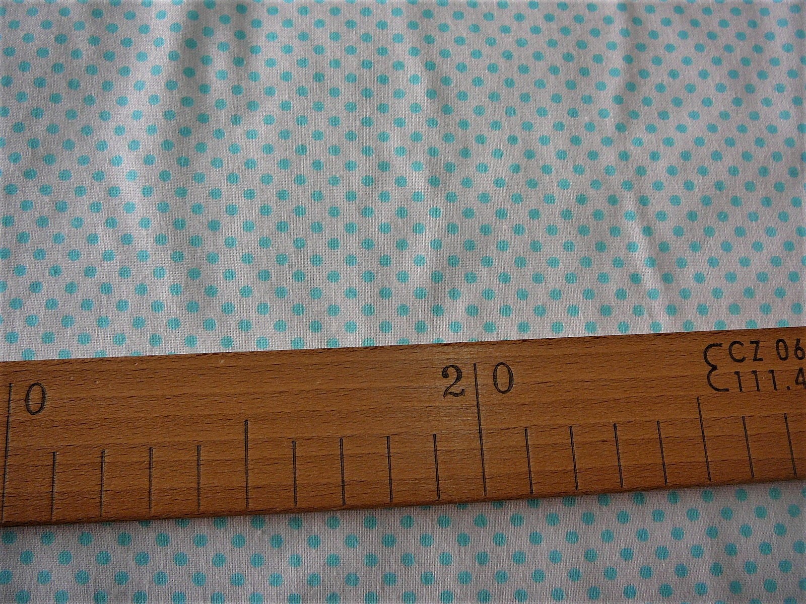 Bavlněná látka - mentolový puntíček na bílé - šíře 150cm
