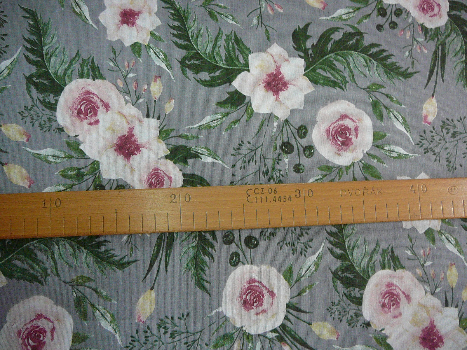 Bavlněná látka - květy na šedé - šíře 160cm