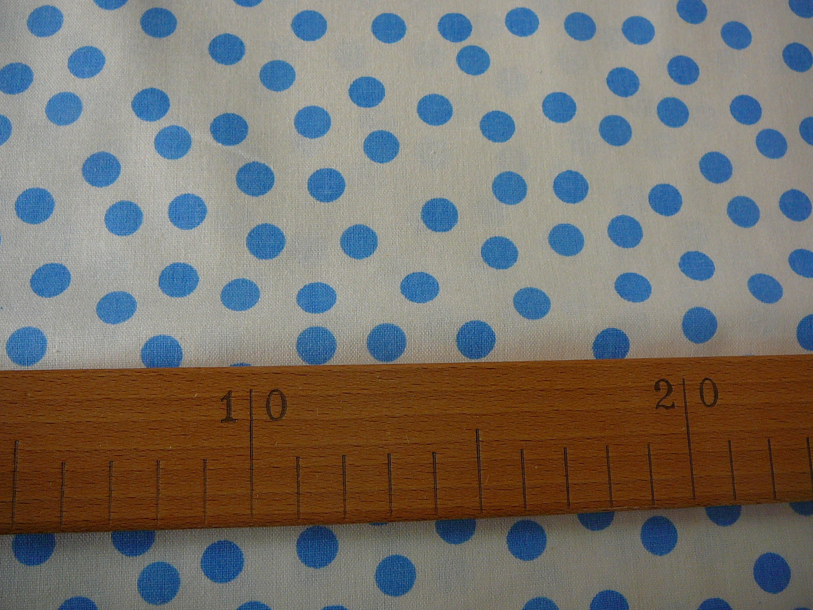Bavlněná látka - světle modrý puntík na bílé - šíře 140cm