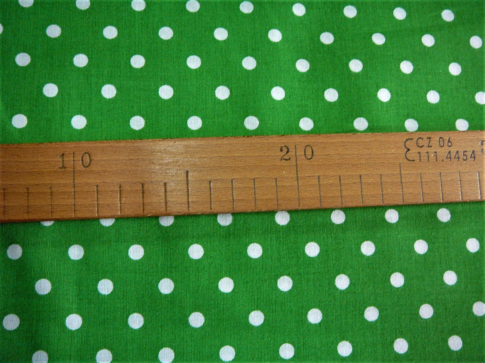Bavlněná látka - bílý puntík na zelené - šíře 150cm