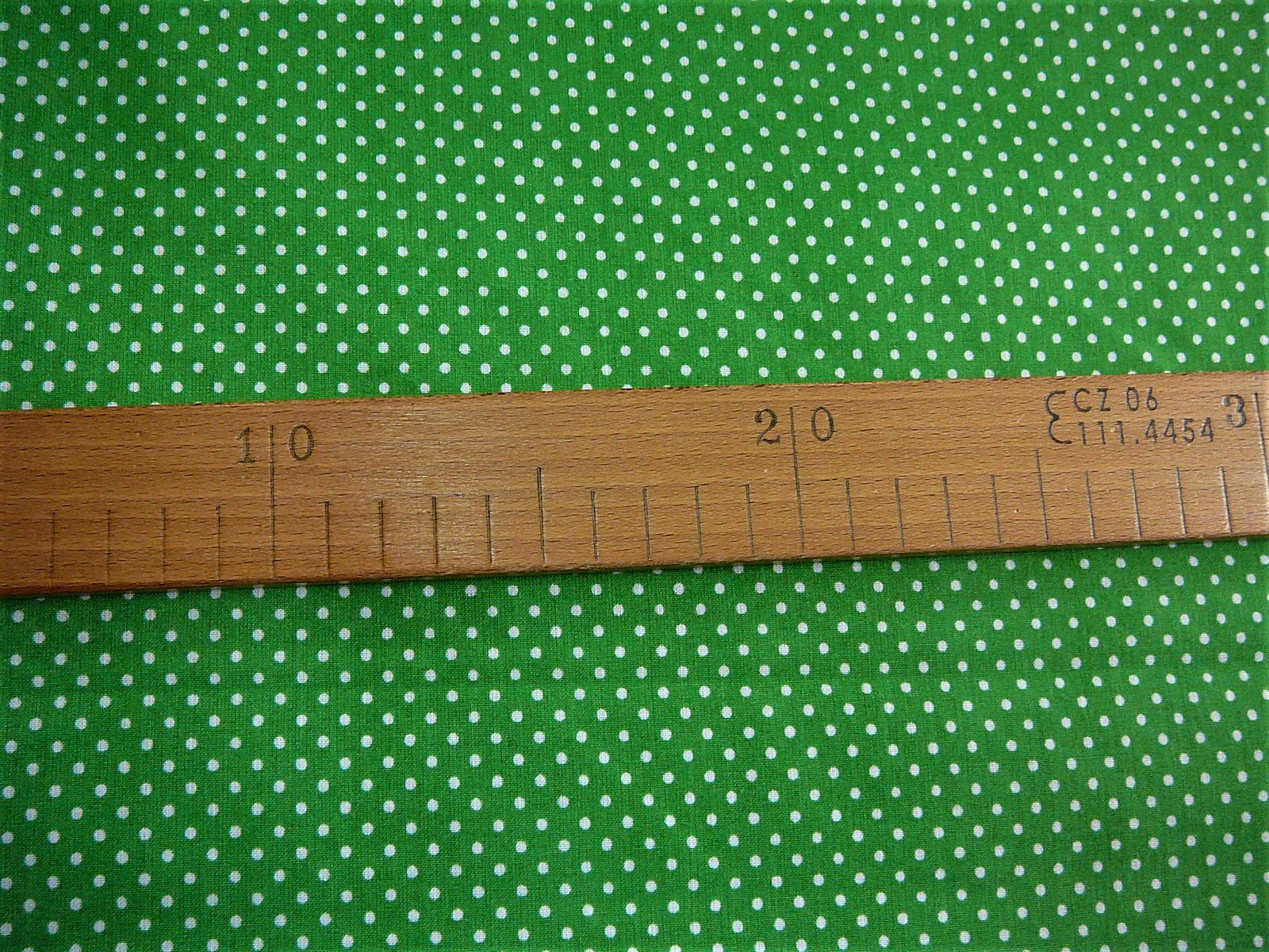 Bavlněná látka - bílý puntíček na zelené - posledních 70cm