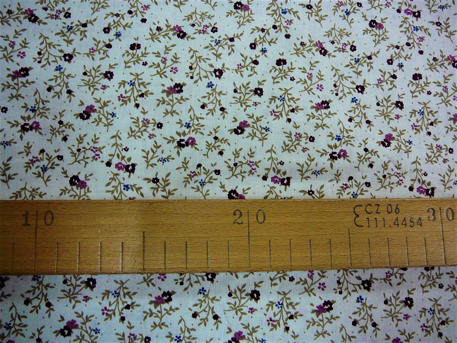 Bavlněná látka - vínové kytičky - šíře 140cm