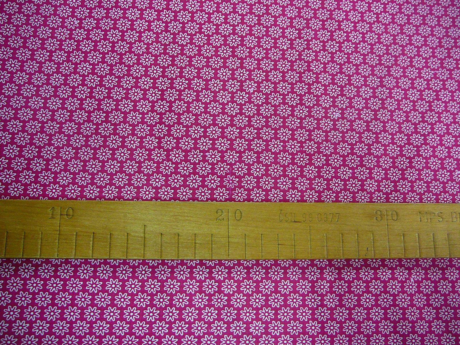 Bavlněná látka - bílé kytičky na fuchsiové - posledních 110cm