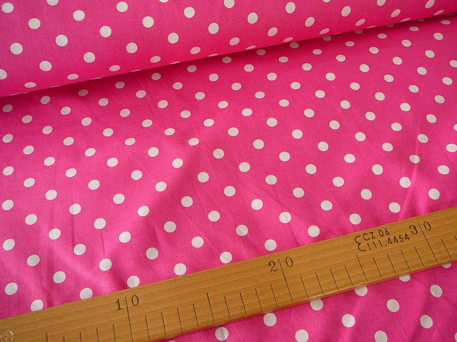 oděvní - bílý puntík na sytě růžové - šíře 140cm