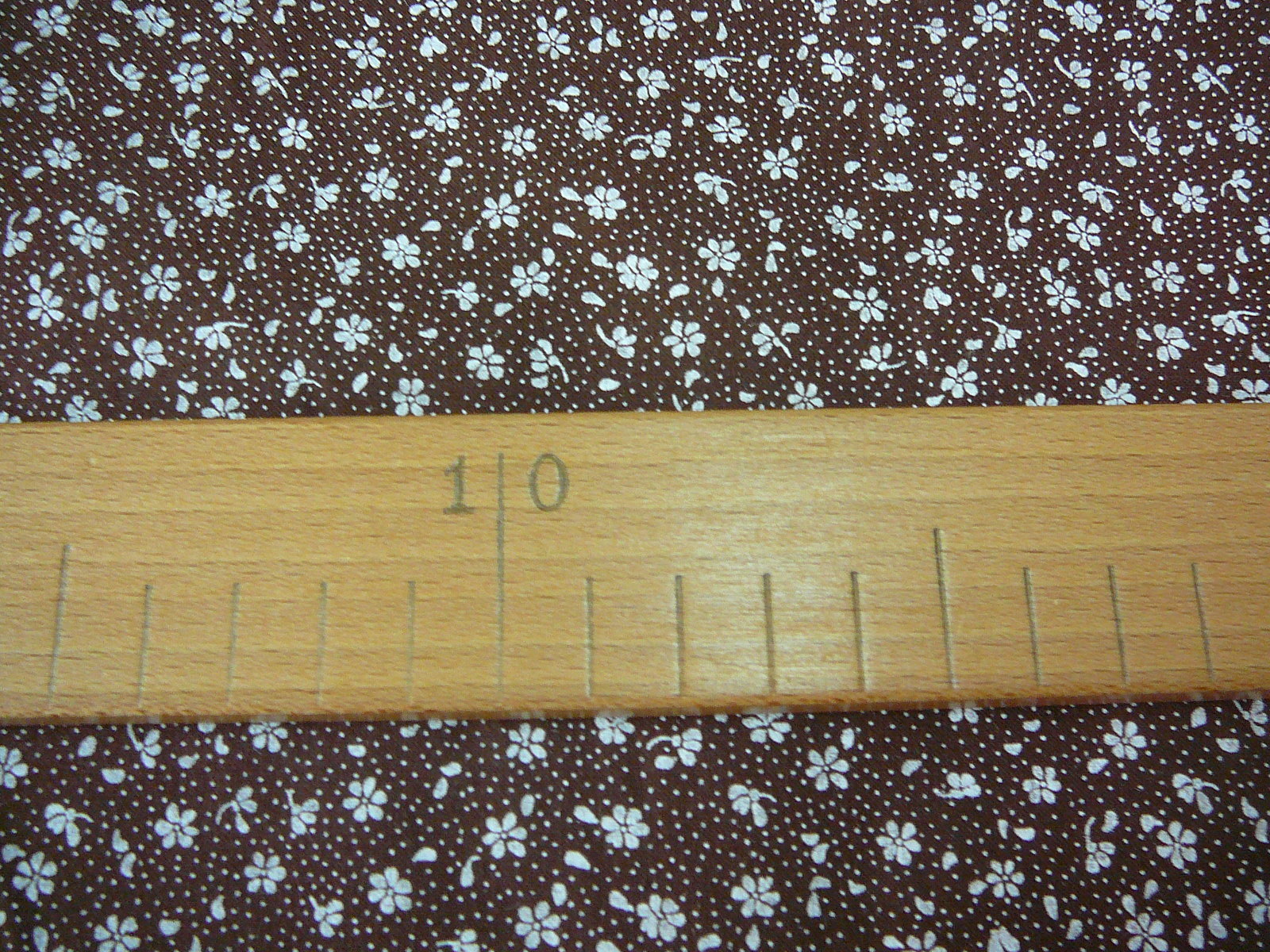 Bavlněná látka - kytičky na tmavě hnědé - šíře 160cm