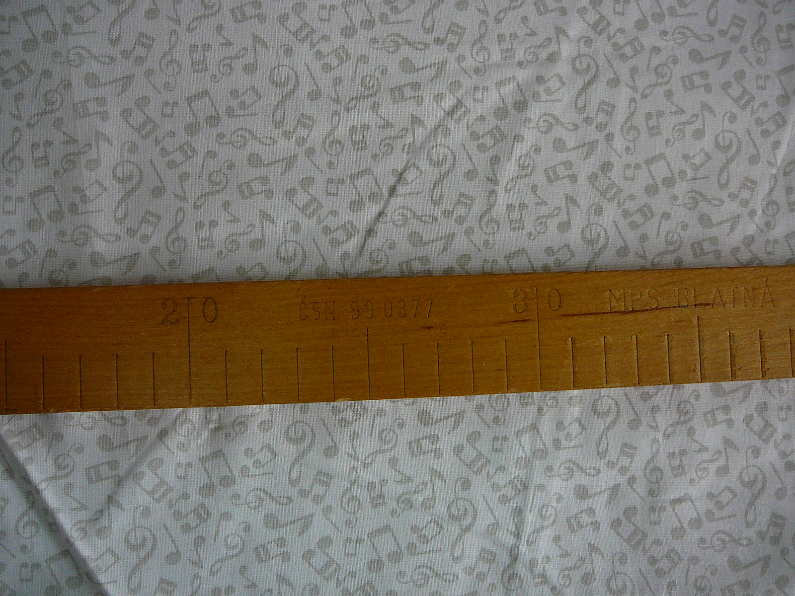 Bavlněná látka - šedé noty na bílé - šíře 140cm