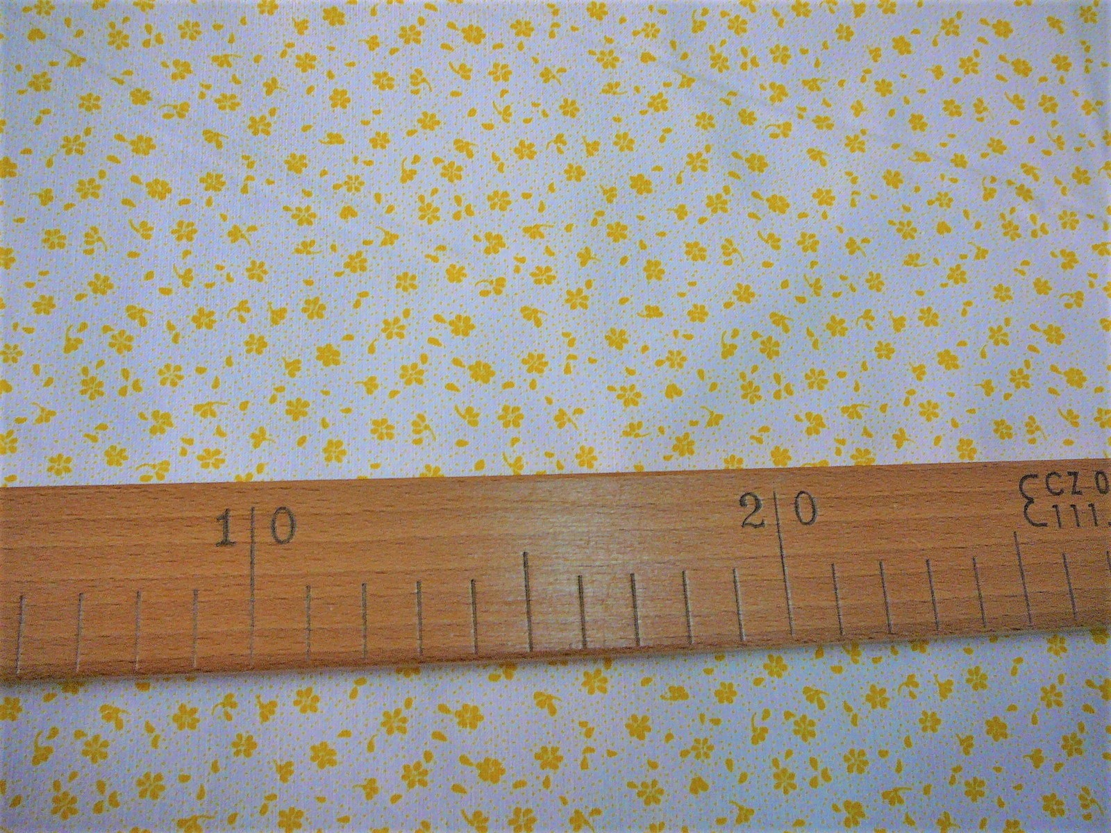 Bavlněná látka - žluté kytičky na bílé - šíře 160cm