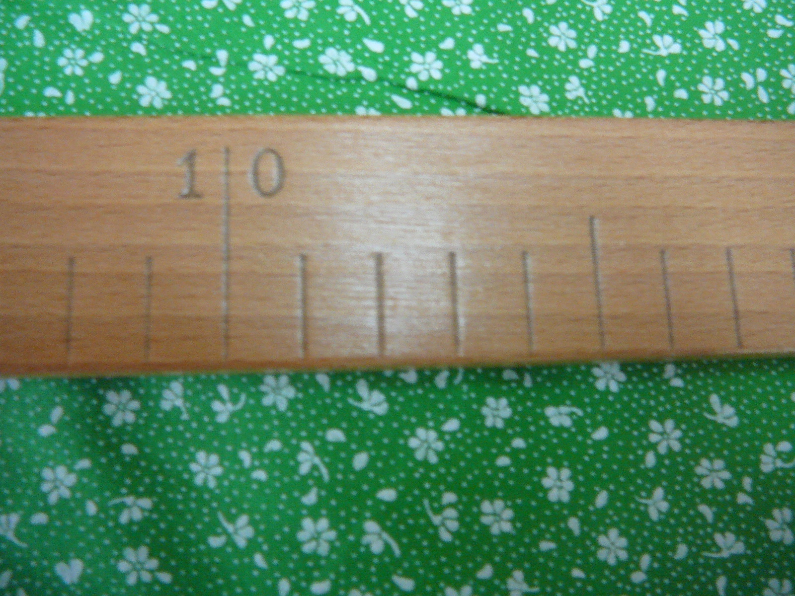 Bavlněná látka - bílé kytičky na zelené - šíře 160cm