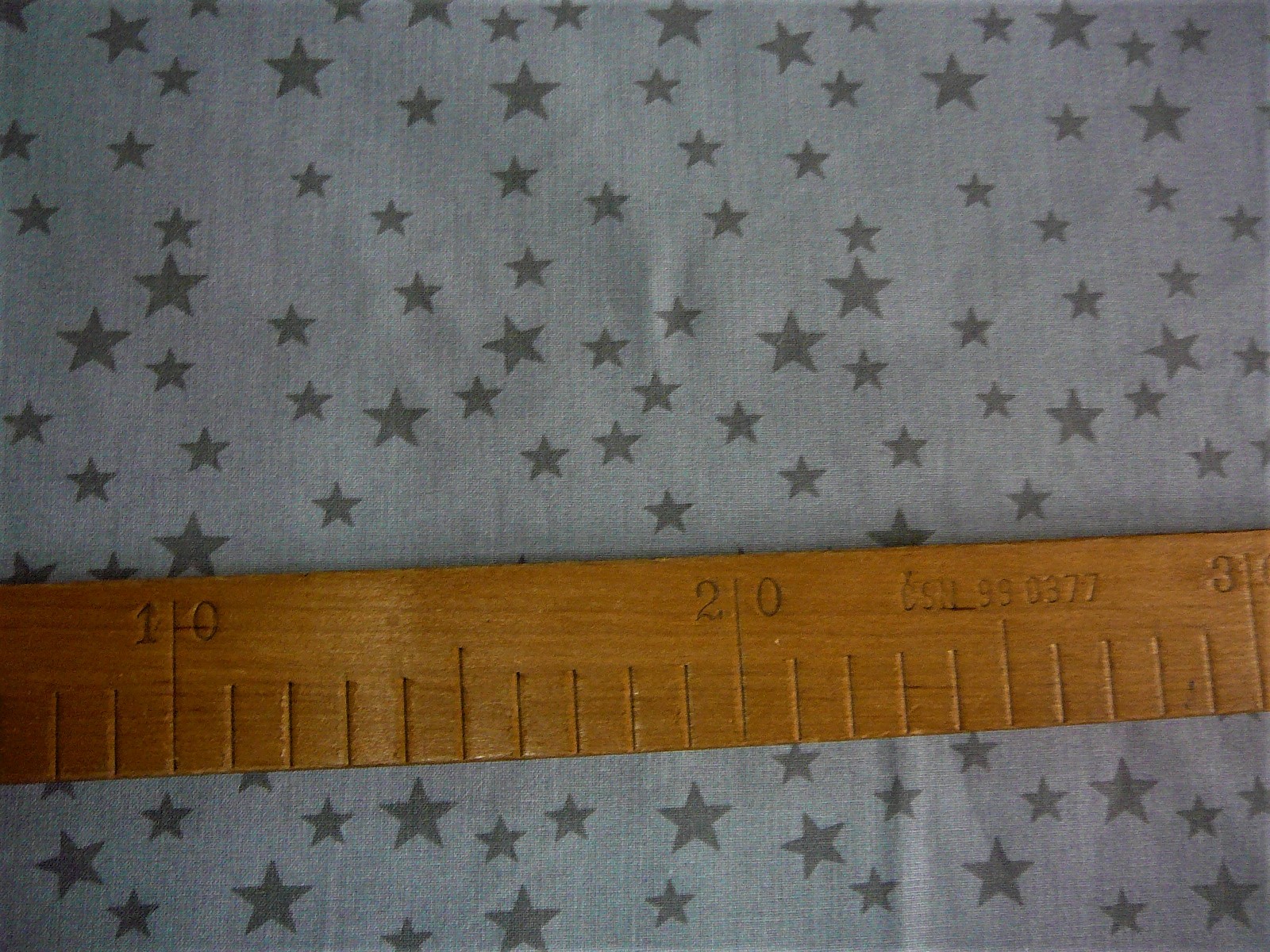 Bavlněná látka - šedé hvězdičky na šedé - šíře 140cm