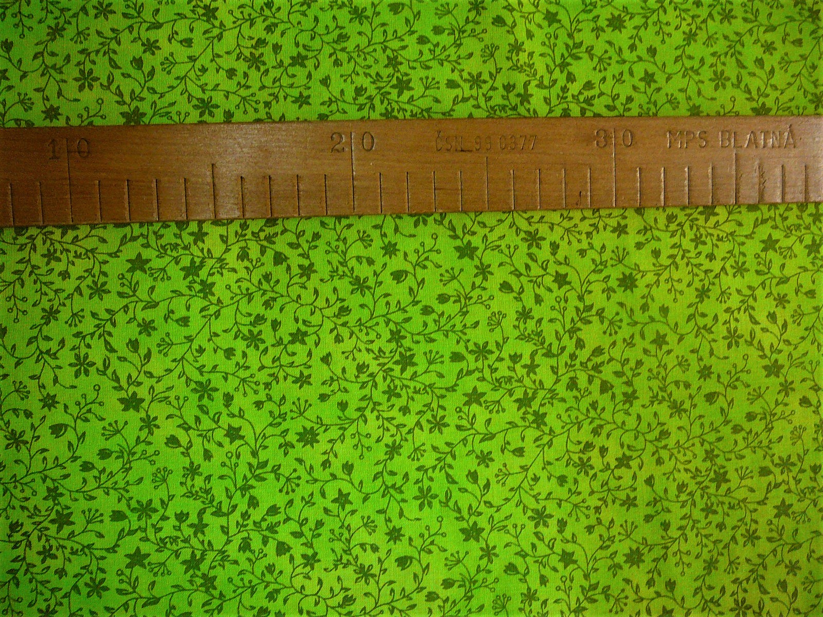 Bavlněná látka - šedé kytičky na zelené - posledních 60cm