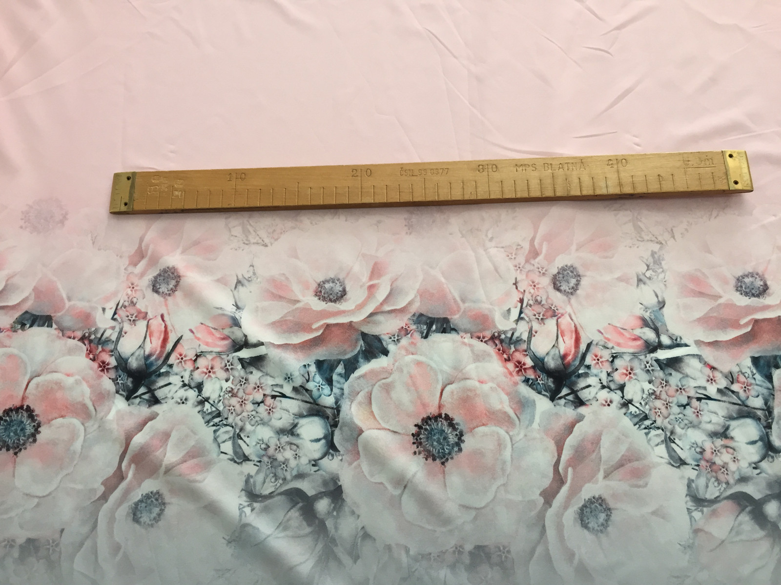 Umělé hedvábí silky - šedá kanta - poslední 1m