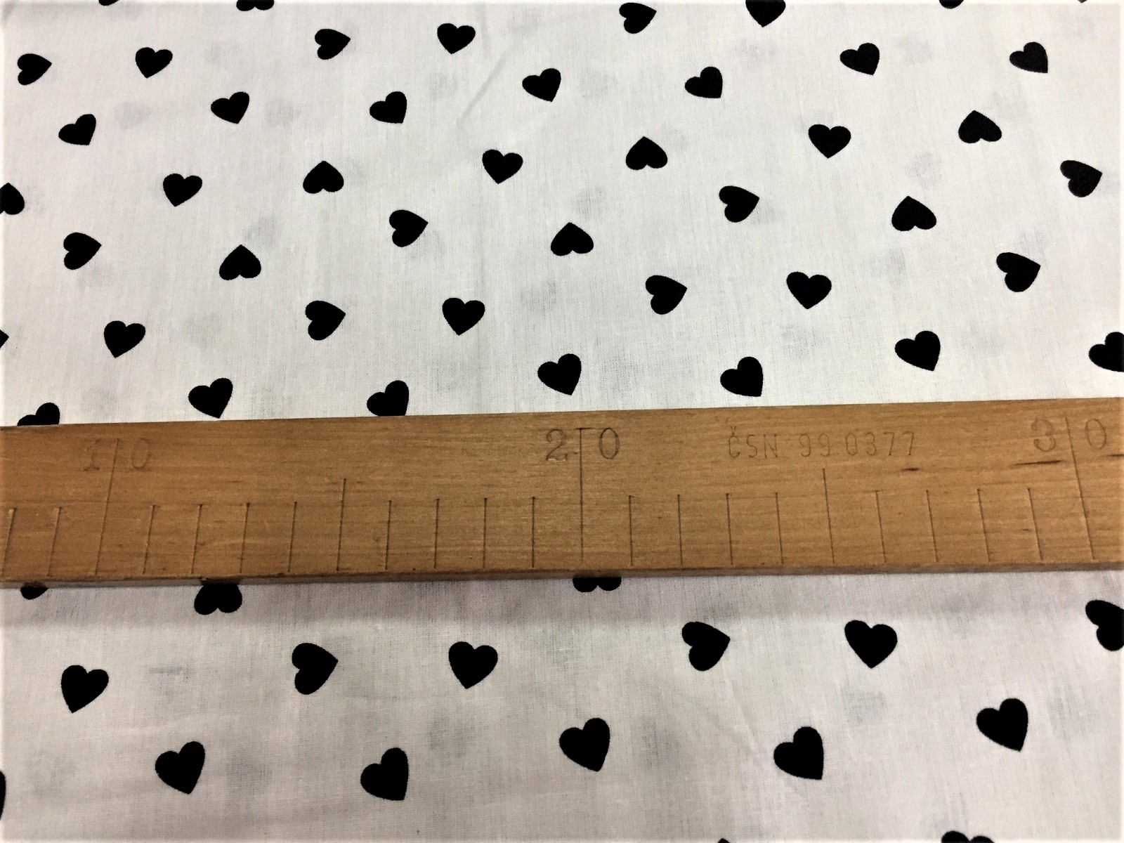 Bavlněná látka - černá srdíčka na bílé - šíře 160cm
