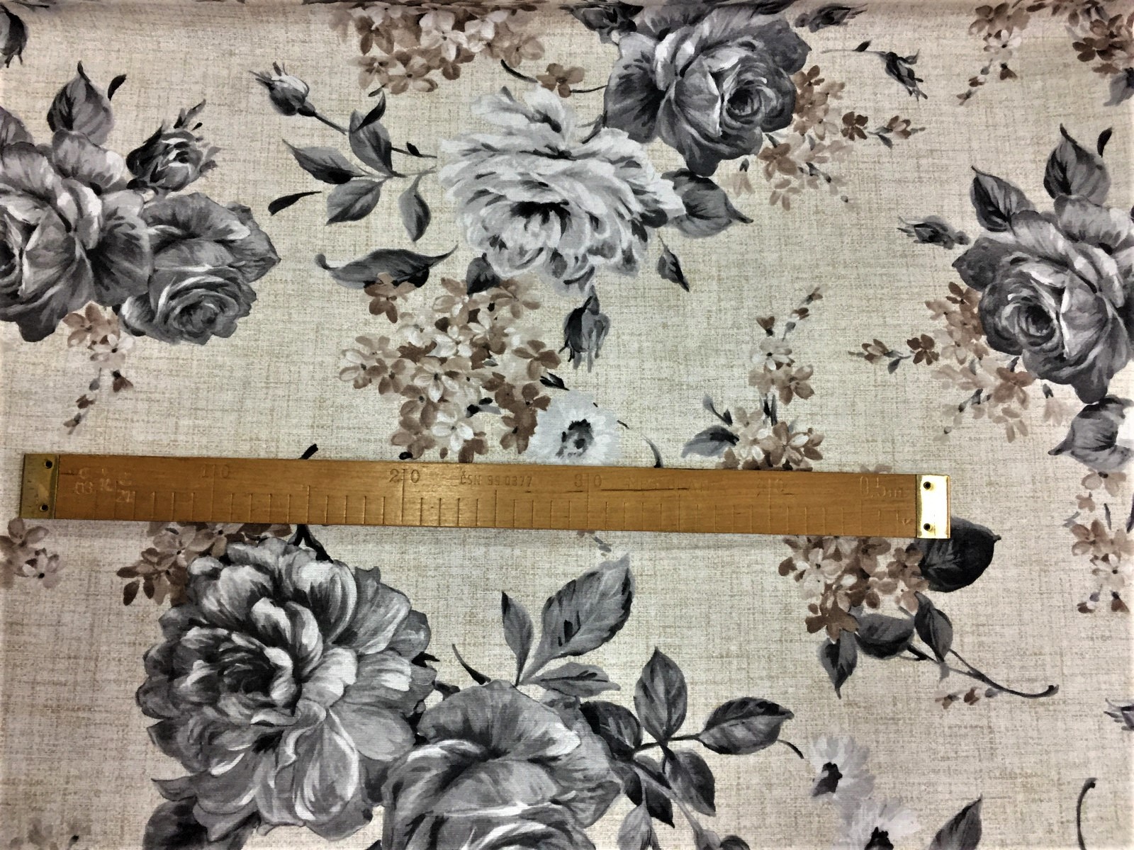 Dekoračka - šedé růže na režné - šíře 140cm