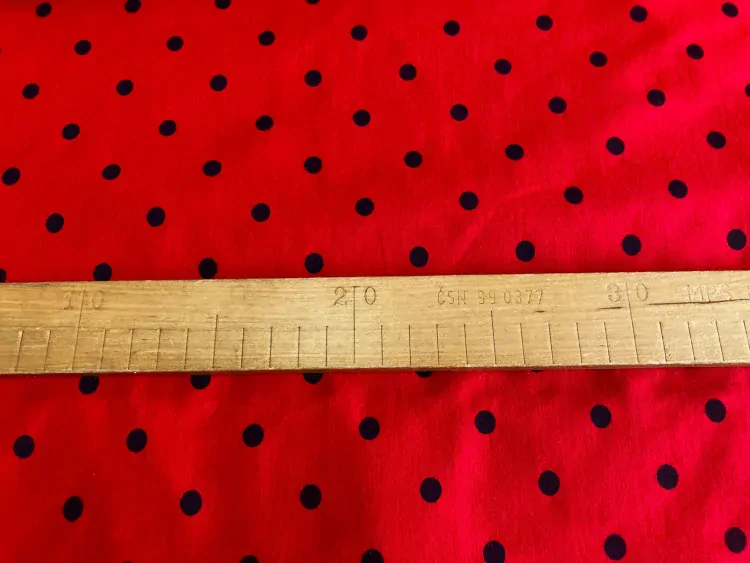 Bavlněná látka - černý puntík na červené - šíře 150cm
