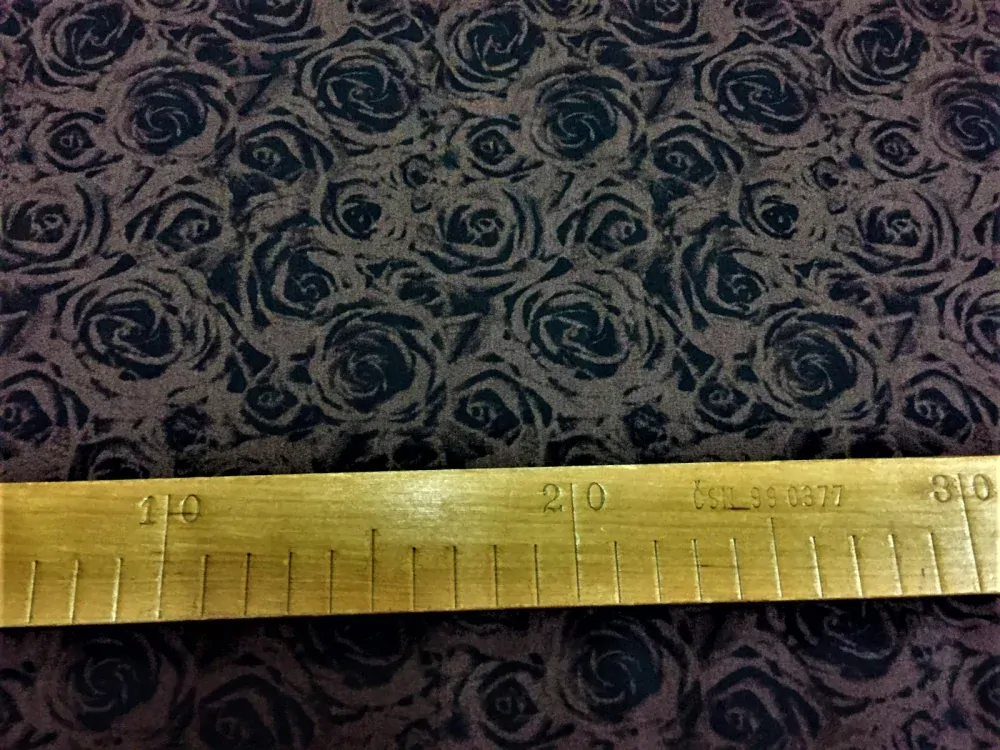 Bavlněná látka - tmavě hnědé růže - šíře 140cm