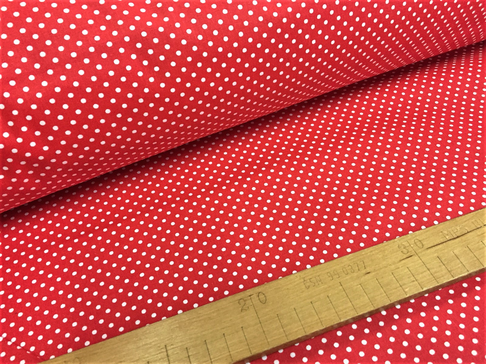 Bavlněná látka - puntíček na červené - šíře 140cm