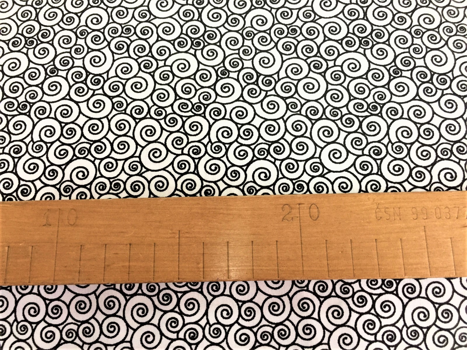 Bavlněná látka - černé spirály na bílé - šíře 140cm