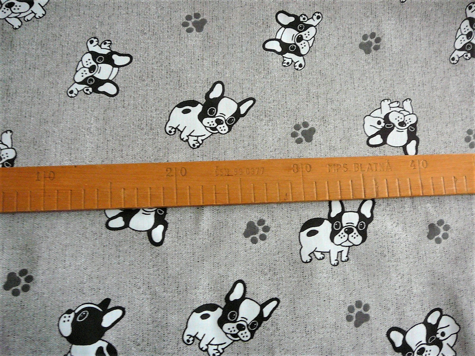Dekoračka - buldočci na šedé - šíře 140cm