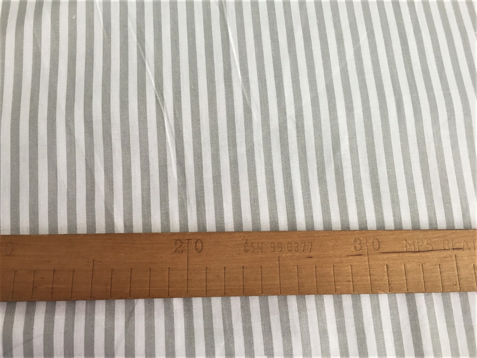 Bavlněná látka - světle šedý a bílý proužek - šíře 140cm