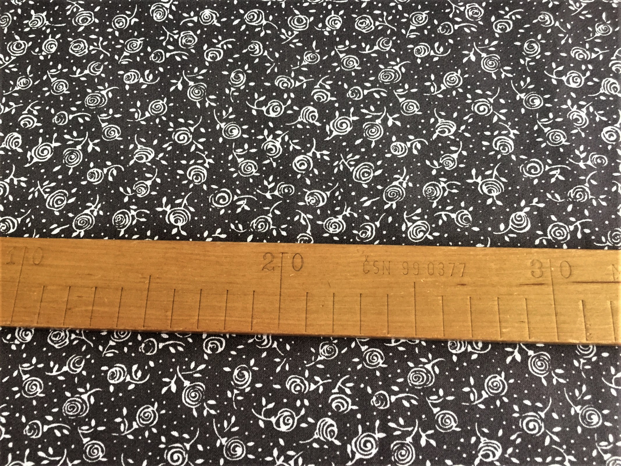 Bavlněná látka - bílé kytičky na hnědošedé - šíře 140cm