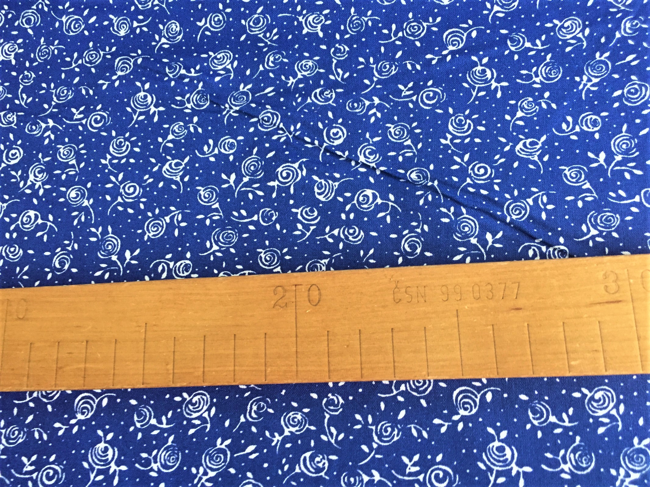 Bavlněná látka - bílé kytičky na královsky modré - šíře 140cm