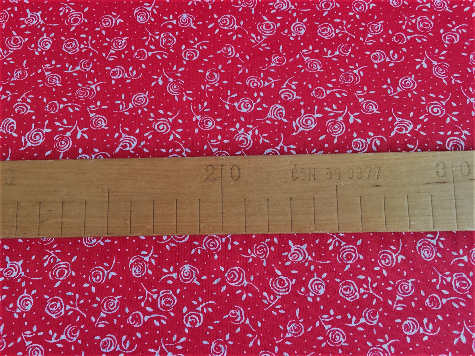 Bavlněná látka - bílé kytičky na červené - šíře 140cm