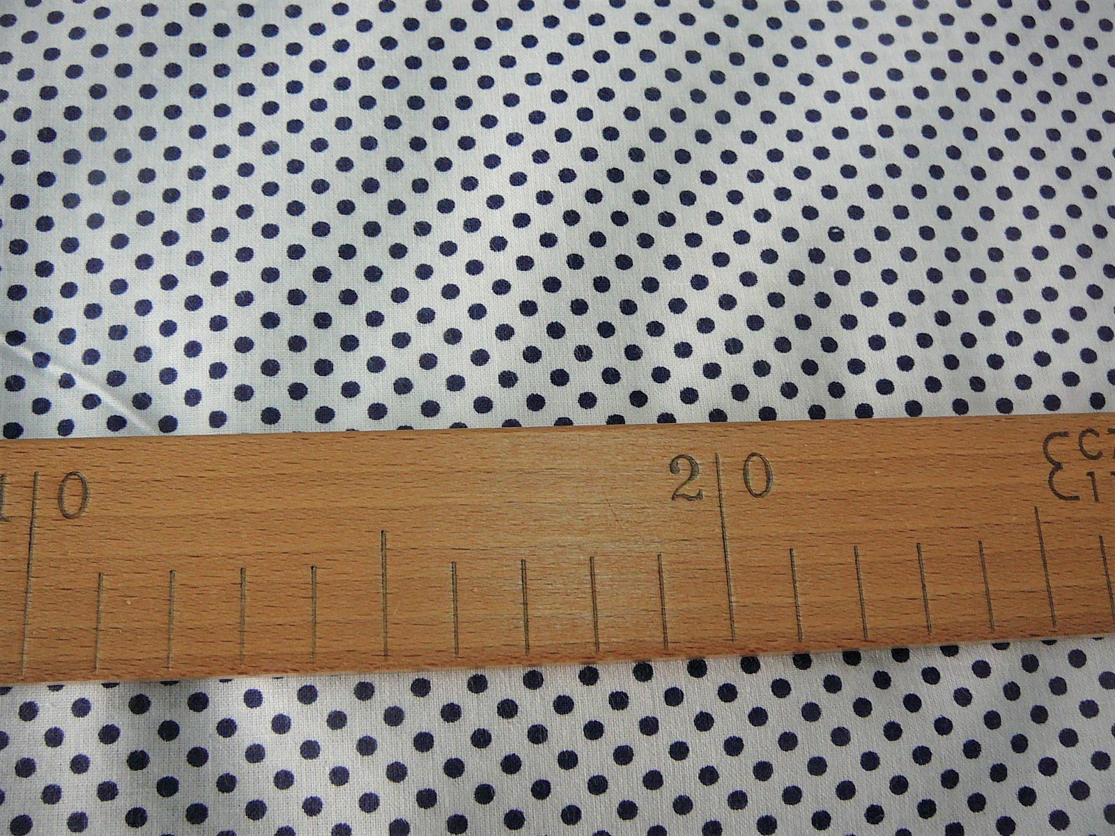 Bavlněná látka - tmavě modrý puntíček na bílé - šíře 150cm