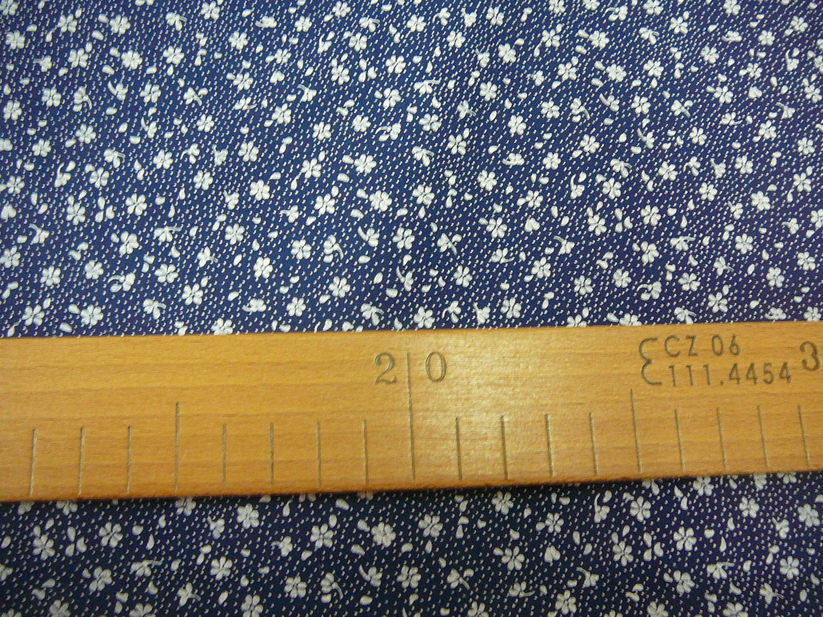 Bavlněná látka - bílé kytičky na tmavě modré - šíře 160cm