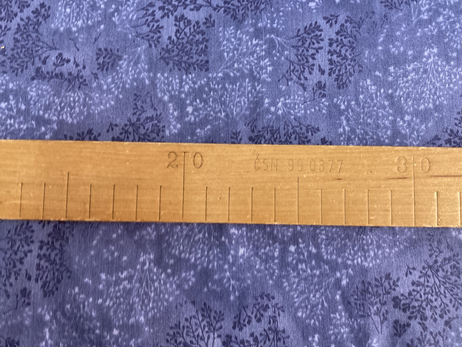Bavlněná látka - kytičky na švestkové - posledních 145cm