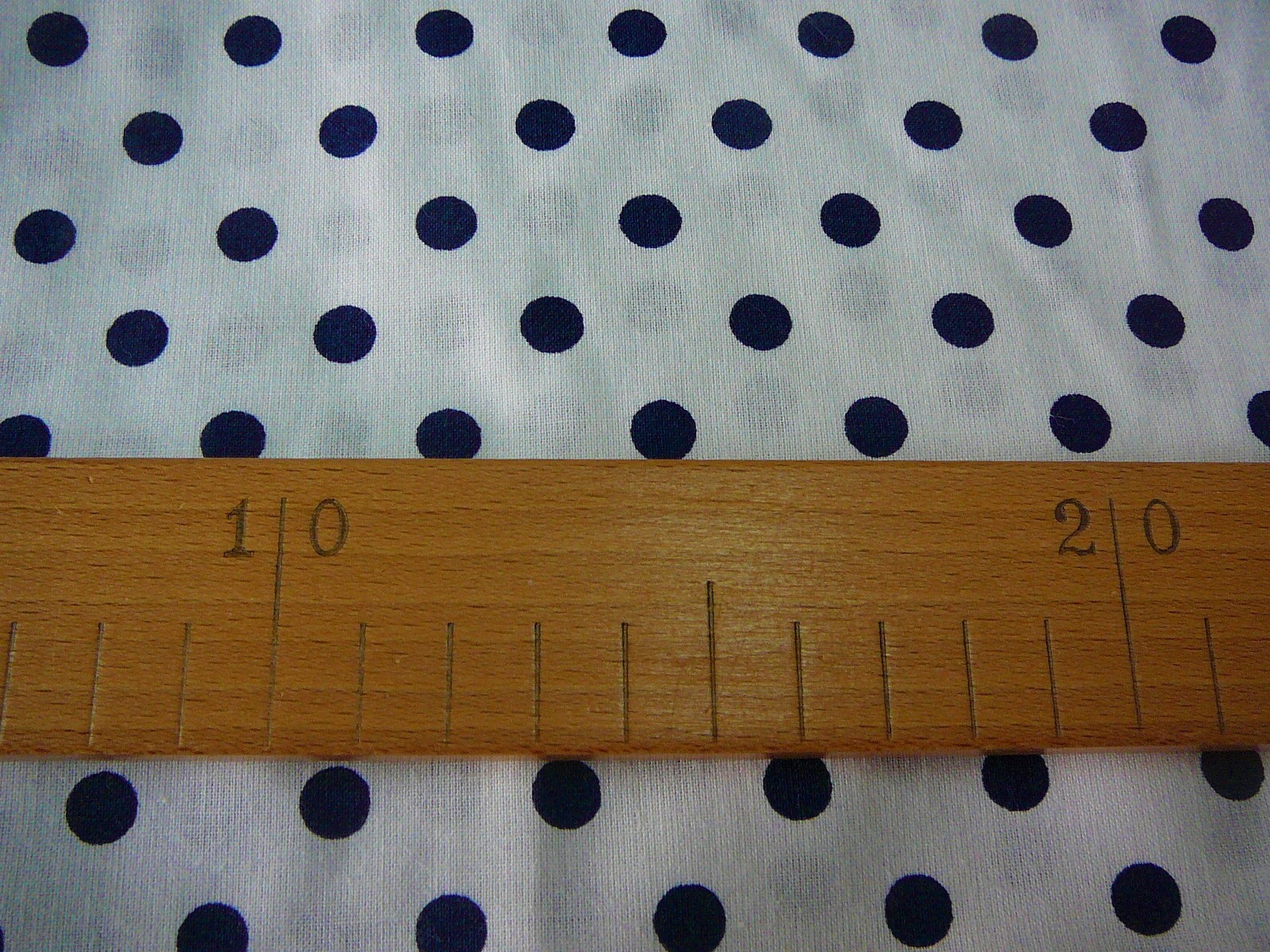 Bavlněná látka - tmavě modrý puntík na bílé - šíře 150cm