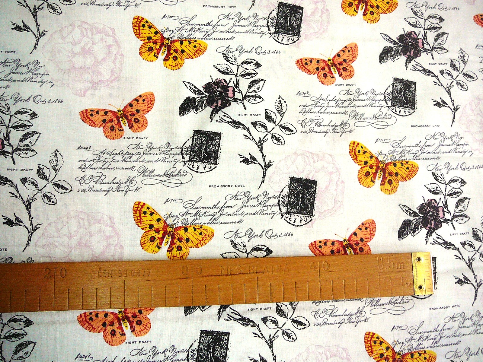 Bavlněná látka - motýl, kytka a text - šíře 140cm