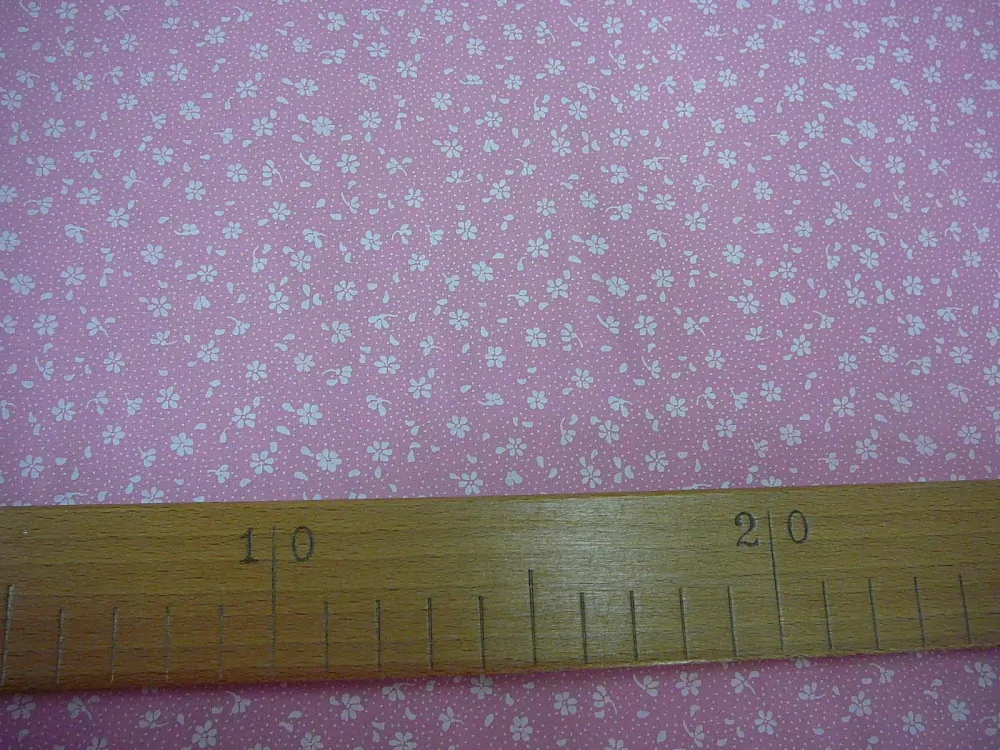 Bavlněná látka - bílé kytičky na sladce růžové - posledních 120cm