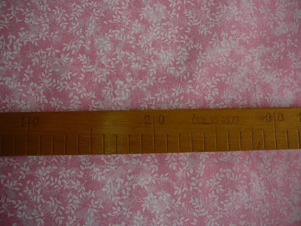 Bavlněná látka - růžový mramor s větvičkami - posledních 80cm