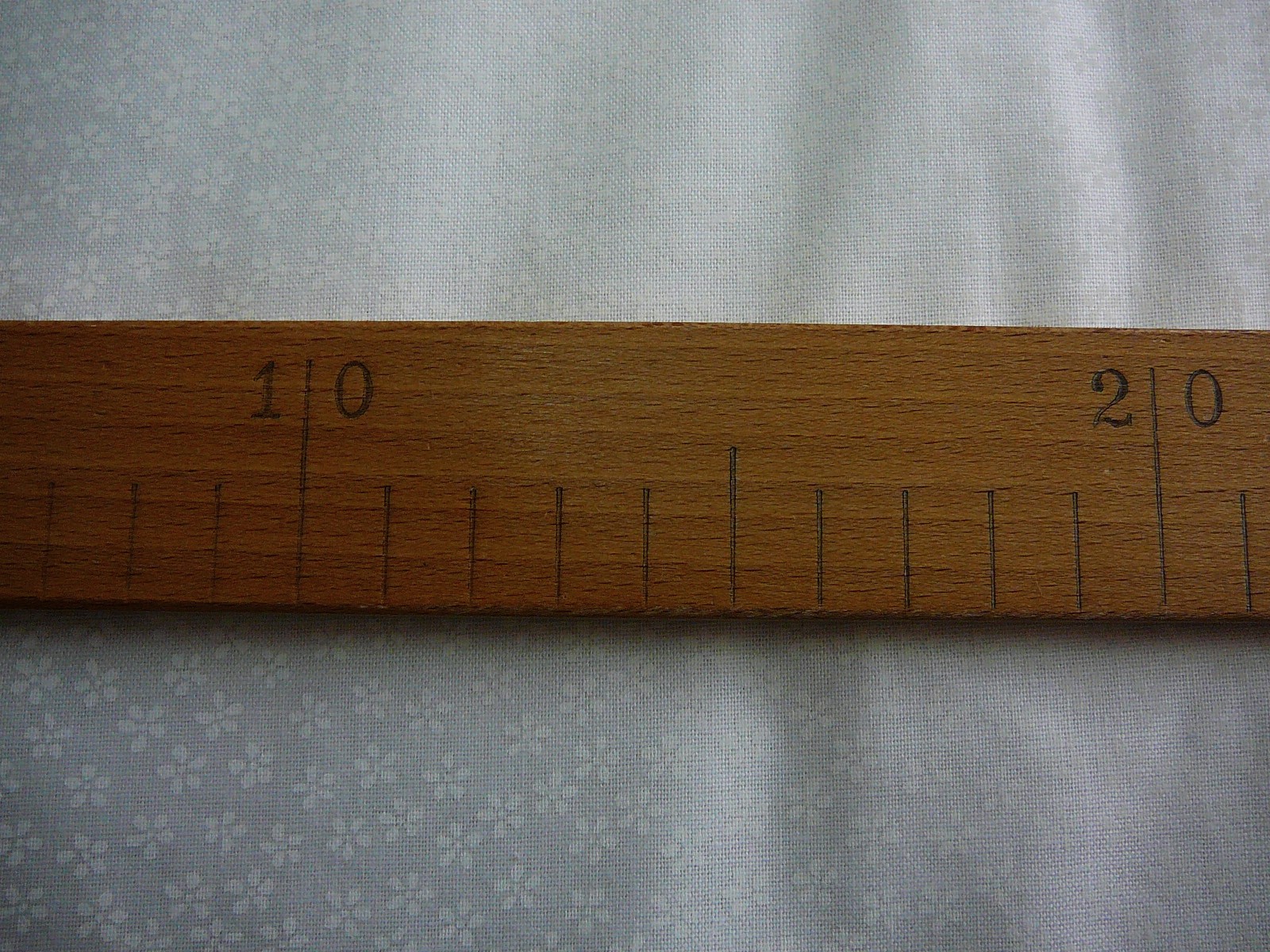 Bavlněná látka - bílé kytičky na bílé - šíře 140cm