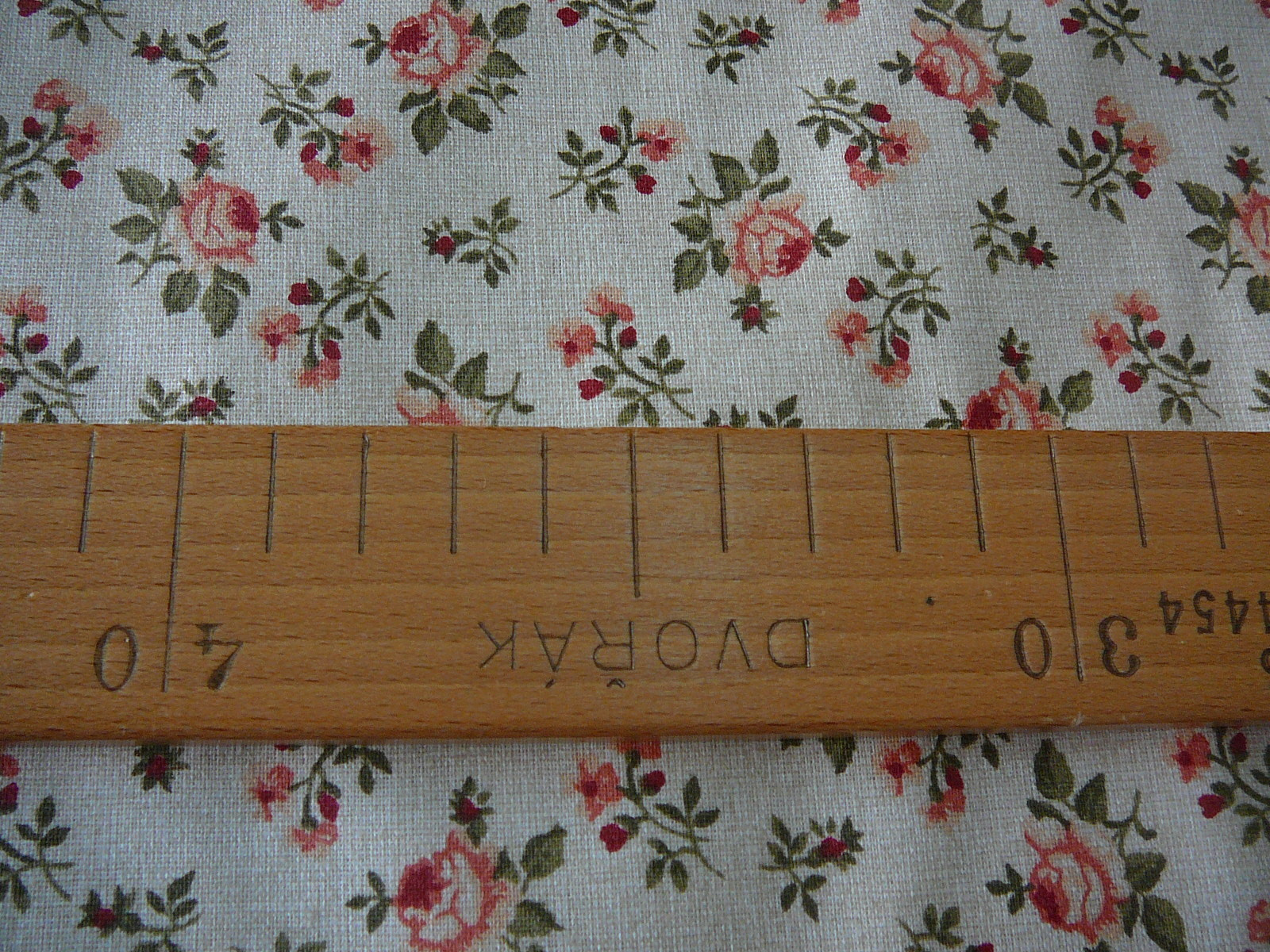 Bavlněná látka - růžičky na režné - šíře 140cm